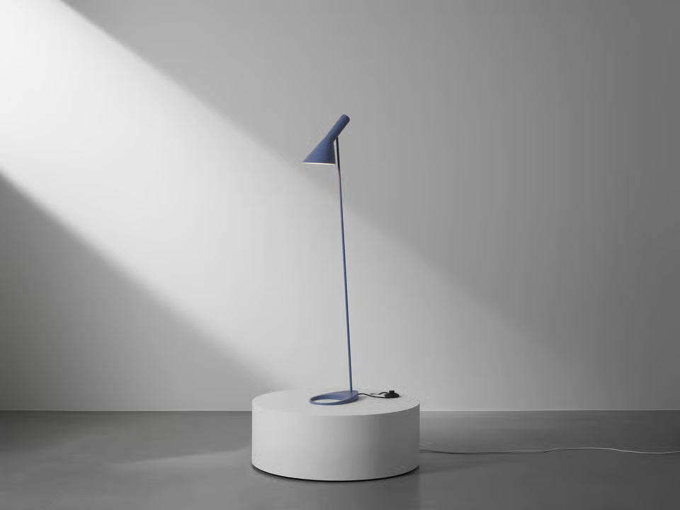Louis Poulsen AJ Golvlampa Pale Blue – Visningsmodell