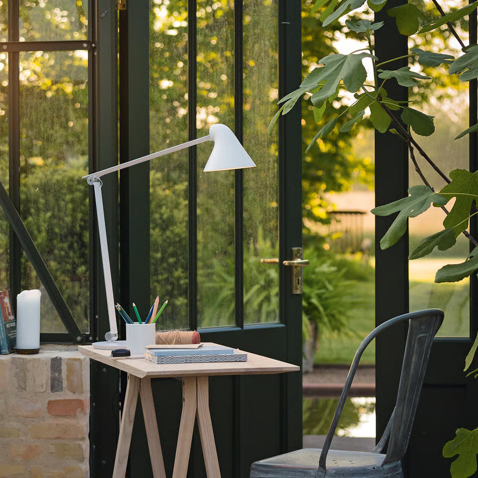 Louis Poulsen NJP skrivbordslampa – vit/aluminiumgrå/svart